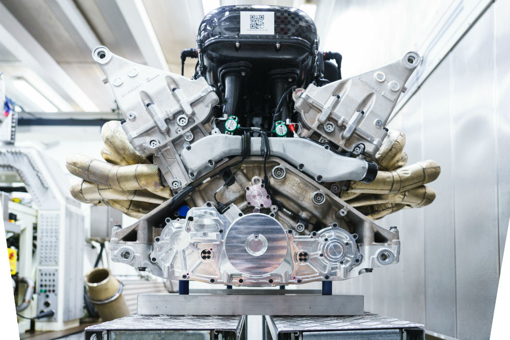 محرك استون مارتن فالكيري من نوع V12 يرتقي بعزم دوران السيارة الخارقة ليبلغ 11,100 دورة بالدقيقة