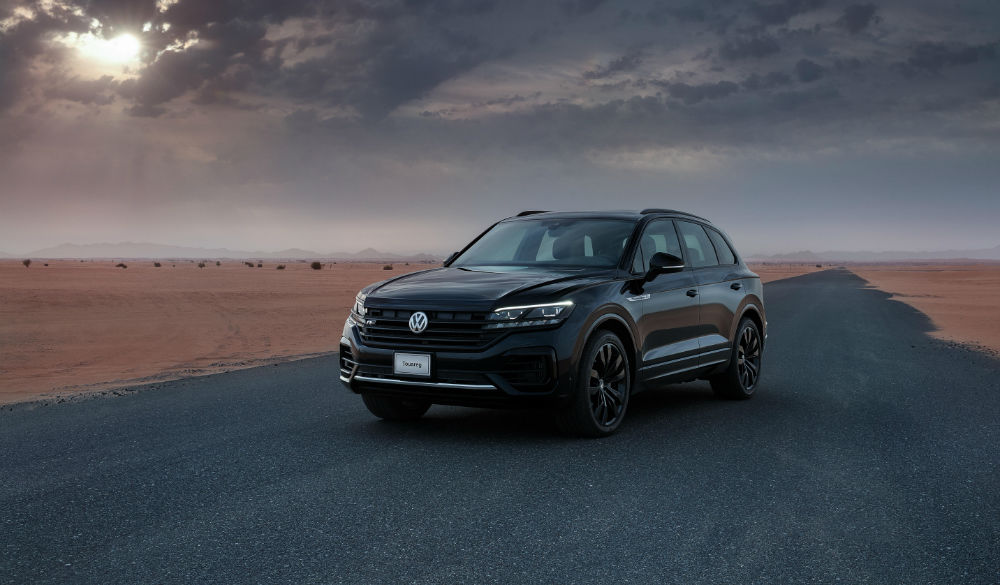 Volkswagen تلقي الضوء على باقة تصميم مميزة باللون الأسود لسيارة طوارق الجديدة كلياً