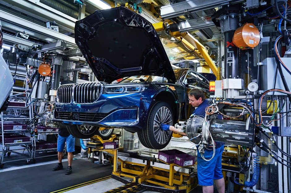 صور رسمية توضح بدء مصنع بي ام دبليو بإنتاج سيارات Series 2020 7