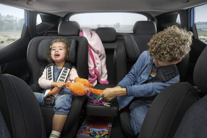 تأثير وجود الأطفال أثناء قيادة السيارة؟