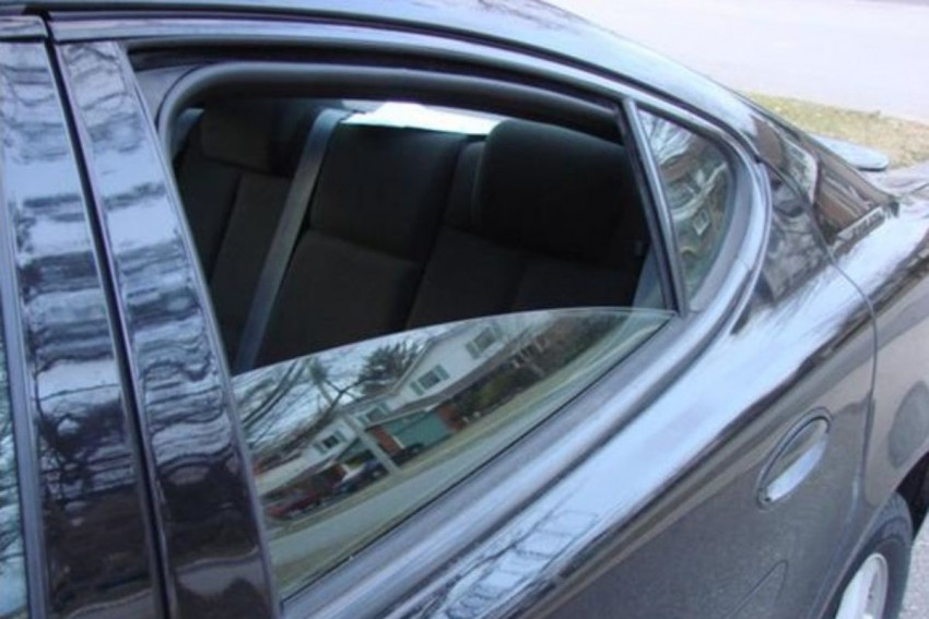 ما هو السبب وراء عدم انخفاض النوافذ الخلفية في السيارة ؟ بشكل كامل