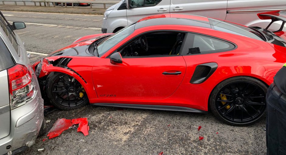 بورش 911 GT2 RS تتعرض لحادث بسبب سباق